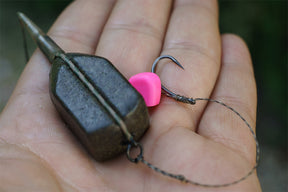 What rig for a PVA bag? A slip D is an excellent choice, pictured here with a drop off inline lead, Our Gravit8 Lead free leader, Tufllex gravel braid hooklink and size 6 Duropoint Curve shank hook. A grain of Fake pink corn for a hookbait.